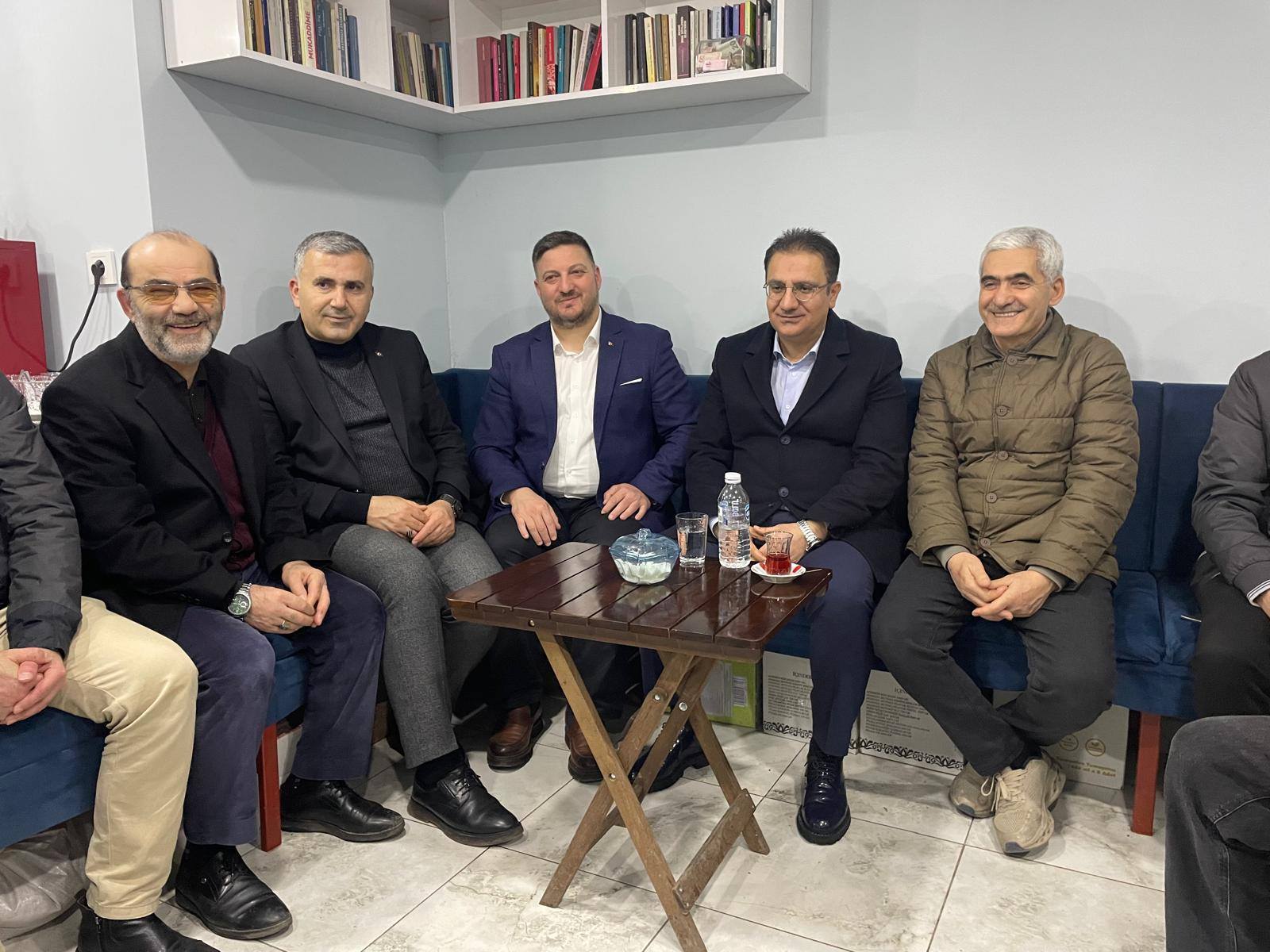 Demli bir çay eşliğinde sohbet