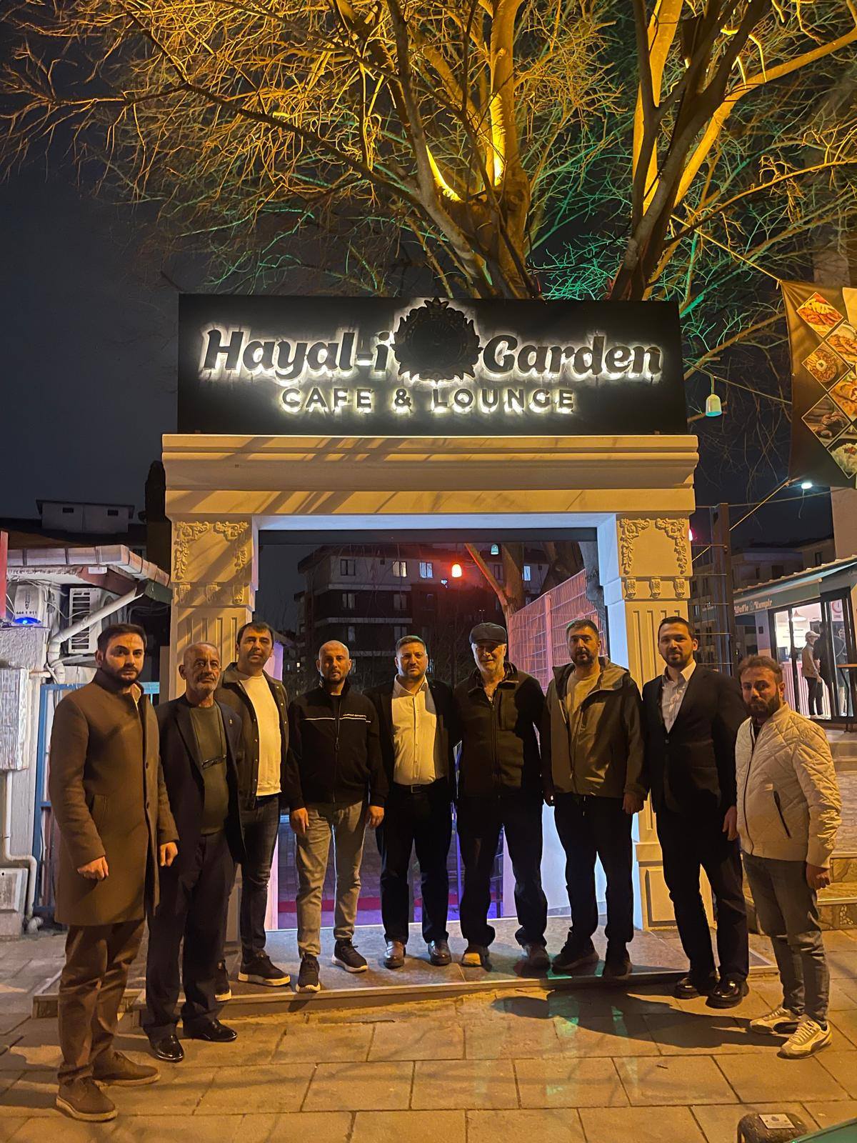 Samandıra 'da komşularımızdan  Erdoğan Dilber ile yeni açılan Hayal-i Garden cafe sahibi Cihan Teker’i ziyaret ettik.